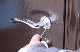 Замена дверной ручки металлической двери в Емельяново