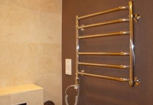 Установка электрического полотенцесушителя в ванной в Емельяново